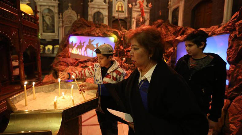 Cientos de creyentes acuden cada año en víspera de noche buena para encender velas y ofrecer sus oraciones.