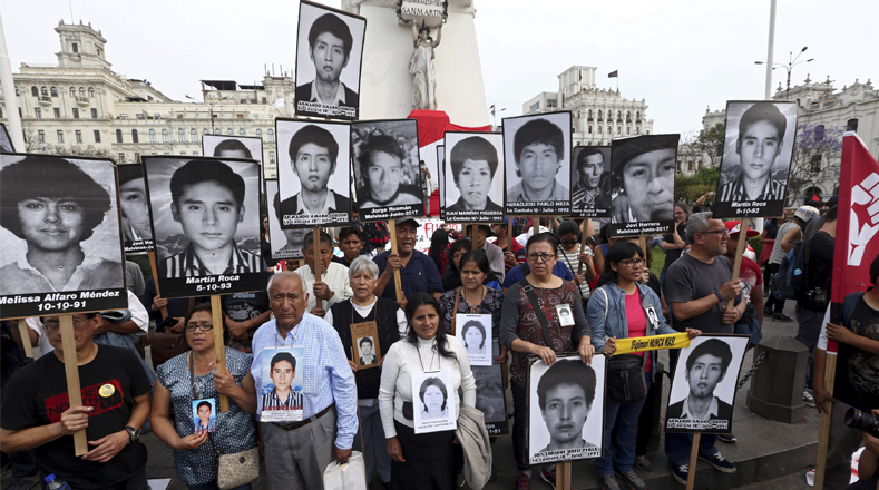 Cientos de peruanos respondieron al llamado del colectivo No a Keiko (NAK) para protestar contra el indulto al dictador peruano Alberto Fujimori, condenado a 25 años de prisión por crímenes de lesa humanidad cometidos en la década de los noventa.