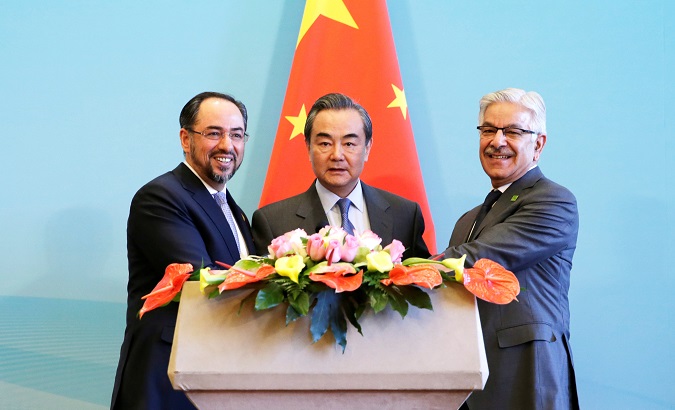 Afghan Foreign Minister Salahuddin Rabbani (L), Chinese Foreign Minister Wang Yi (C) and Pakistani Foreign Minister Khawaja Asif (R).