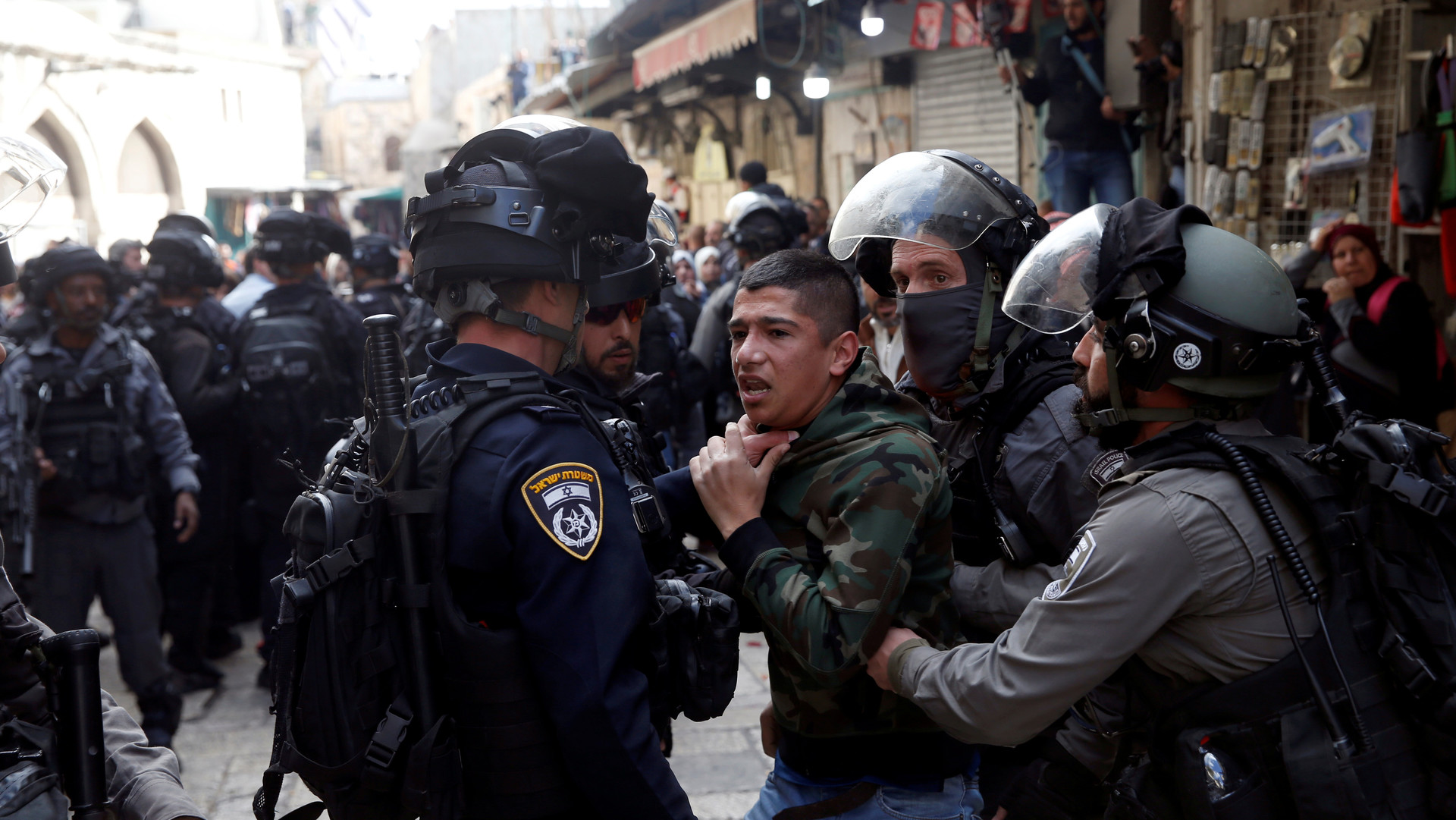 Solo este martes, 24 palestinos fueron detenidos en redadas lanzadas en horas de la madrugada a lo largo de la ocupada Cisjordania.