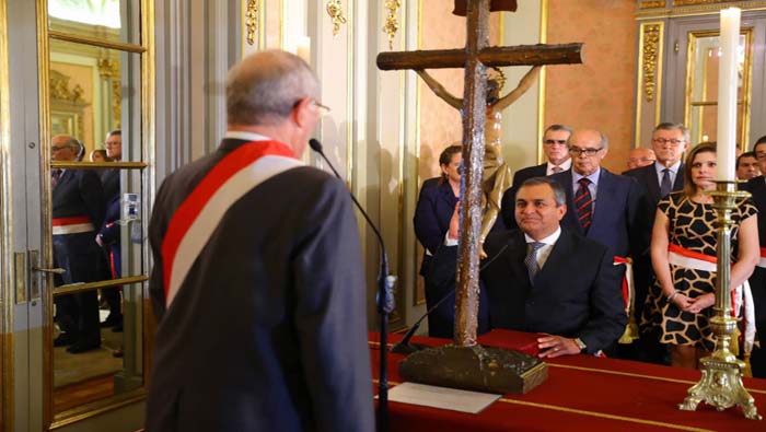 Pedro Pablo Kuczynski tomó juramento el miércoles a Vicente Romero como nuevo ministro del Interior.