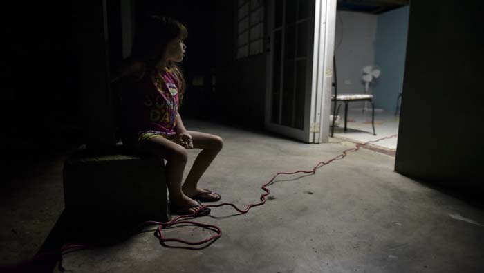 Gran cantidad de niños también se han visto afectados por la falta de luz.