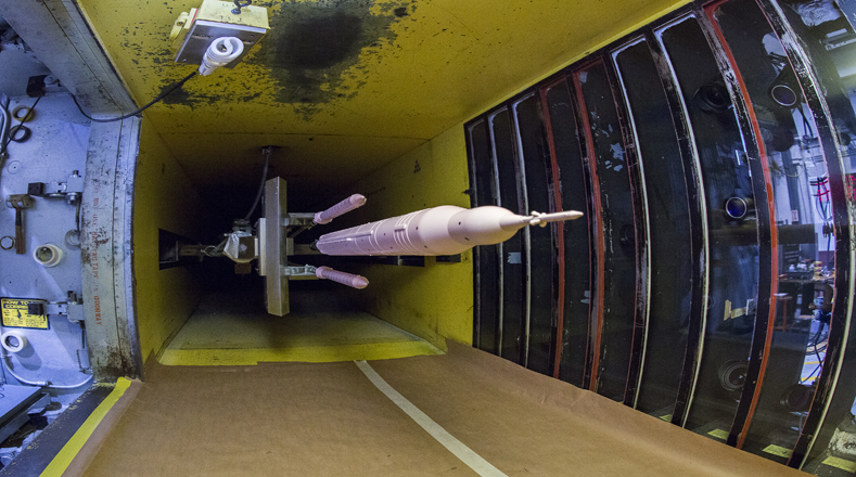 Cohete con pintura rosada distintiva para las diferentes pruebas realizadas por los especialistas.