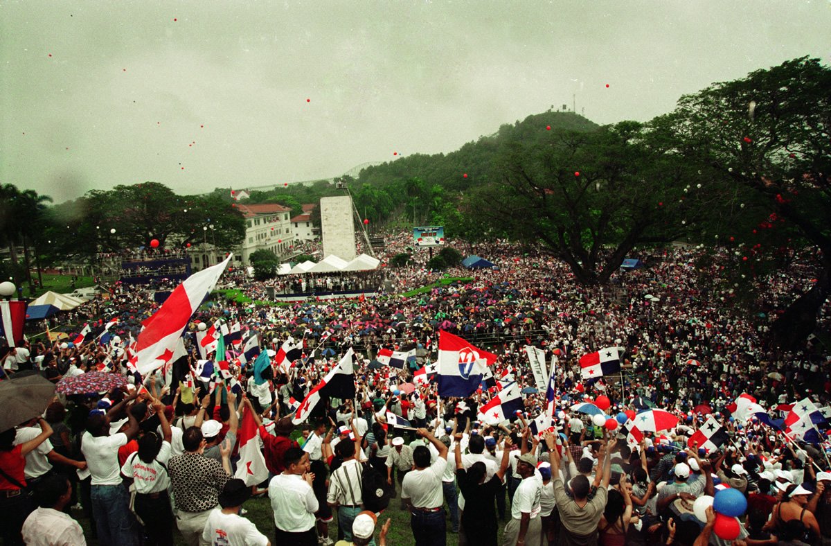 Panameños festejan los 18 años del control administrativo del Canal de Panamá