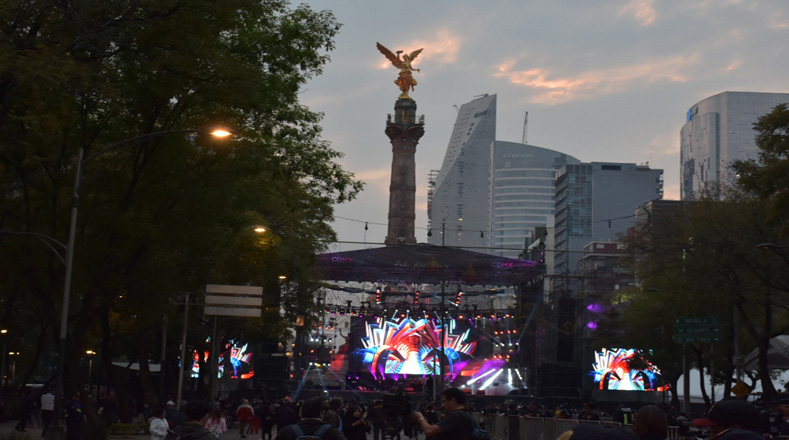 El Ángel de la Independencia, uno de los sitios más emblemáticos de México, recibió desde tempranas horas a los ciudadanos dispuestos a esperar el 2018 en la calle.