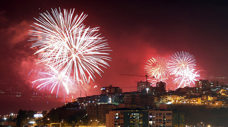 Espectáculo de fuegos artificiales en la bahía de la ciudad chilena de Valparaíso deslumbró a la ciudadanía.