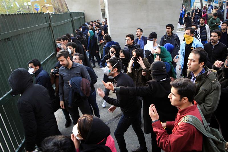 El diputado iraní Hedayatollá Jademi indicó que dos personas fallecieron durante las protestas en contra de la situación económica. 