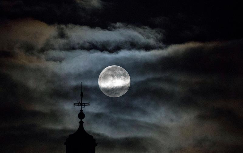Vista de la Luna llena en Londres (Reino Unido).