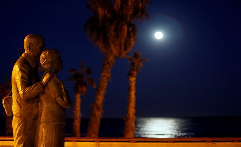 La playa de San Juan de Alicante, España, fue uno de los primeros escenarios en el mundo en donde se contempló la primera superluna.