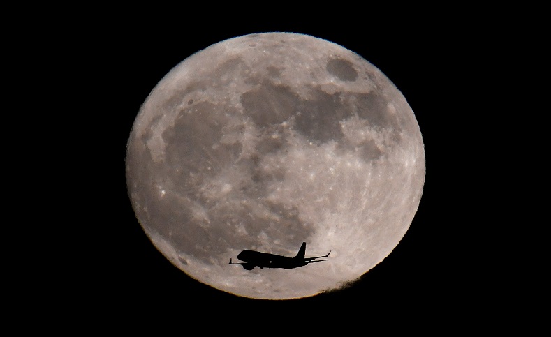 En Gran Bretaña captaron la imagen de un avión comercial con el fondo la gran luna llena momentos antes de aterrizar en el aeropuerto de Heathrow de Londres, capital.