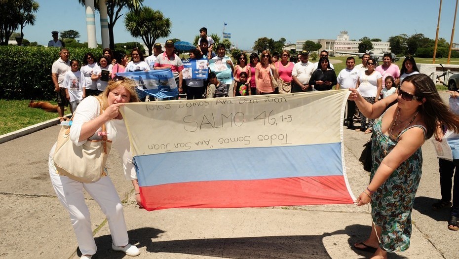Familiares de los 44 desaparecidos del ARA San Juan, portando una bandera de Rusia, frente a la base naval argentina en Mar del Plata.