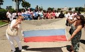 Familiares de los 44 desaparecidos del ARA San Juan, portando una bandera de Rusia, frente a la base naval argentina en Mar del Plata.