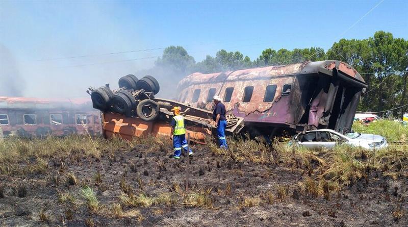 El tren, que viajaba de Port Elizabeth a Johannesburgo, colisionó con un camión.