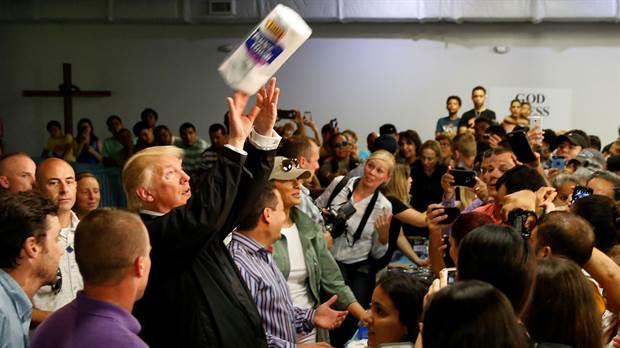 La visita de Donald Trump a Puerto Rico, en octubre de 2017, estuvo marcada por cuestionables episodios por parte de sus ciudadanos, como cuando lanzó paquetes de papel higénico a los afectados por el huracán.