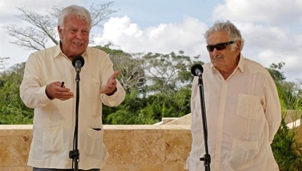 Former Spanish President Felipe Gonzalez (L) and former Uruguayan President Jose Mujica (R) in Cartagena, Colombia. 