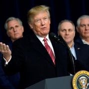 El presidente estadounidense, Donald Trump, durante la reunión que sostuvo con legisladores republicanos, ayer en Campo David, Maryland.