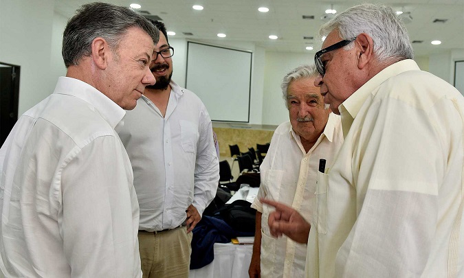 Colombia's President Juan Manuel Santos speaks with former Spanish Prime Minister Felipe Gonzalez and Uruguayan former president Jose Mujica during a meeting in Cartagena.