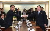 El ministro de Unificación de Corea del Sur y delegado en jefe, Cho Myoung-gyon; y el principal delegado de Corea del Norte, Ri Son-gwon.