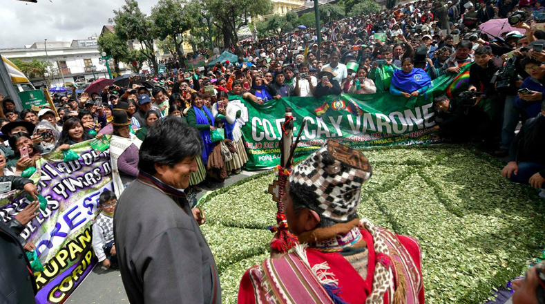 El presidente de Bolivia, Evo Morales, estuvo presente en un acto de conmemoración en la plaza Murillo de La Paz, donde defendió las propiedades nutritivas y medicinales de la hoja de coca y afirmó que "no es cocaína" en su estado natural.