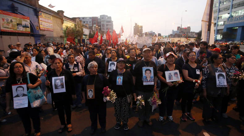 En el recorrido estuvieron los familiares de las víctimas con sus fotografías para recordar a quienes perecieron bajo la dictadura de Fujimori.