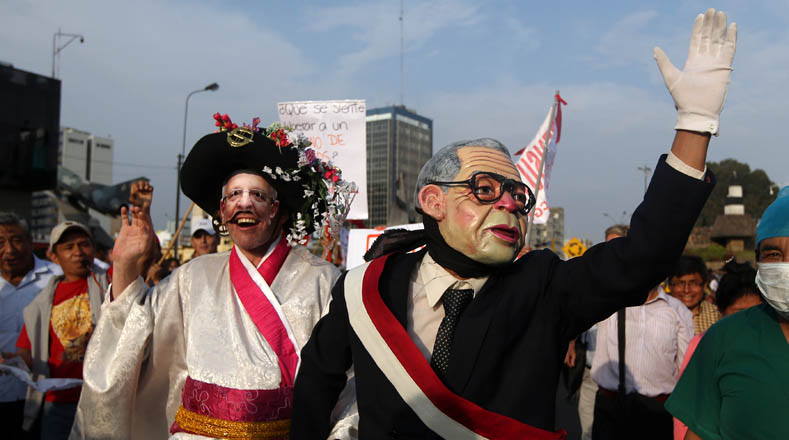 Durante la marcha, los ciudadanos se disfrazaron con máscaras representativas del mandatario Kuczynski y de Fujimori como una medida más para expresar su desacuerdo con la decisión.