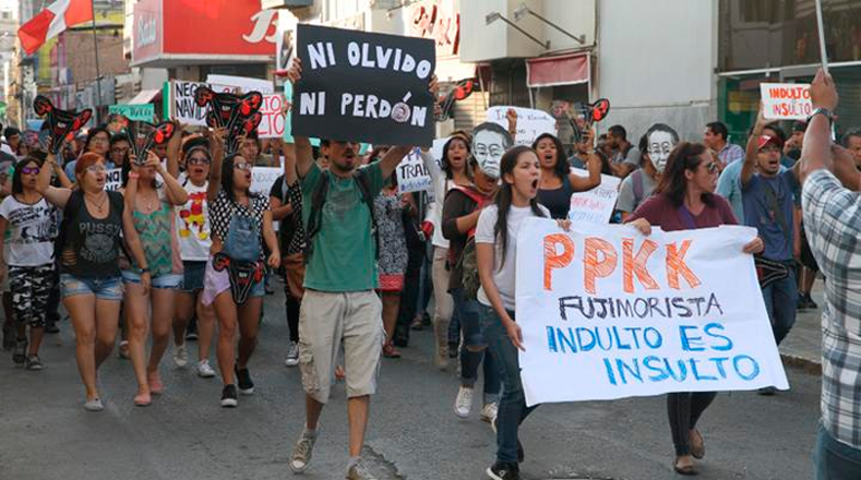 Estudiantes llevaron pancartas que reiteraban el llamado a no olvidar ni perdonar los crímenes cometidos por el dictador en los casos de Barrios Altos y La Cantuta, entre otros.