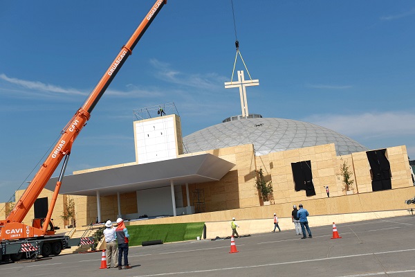 A cross is lifted into position where a mass will be led by Pope Francis in Santiago, Chile. 