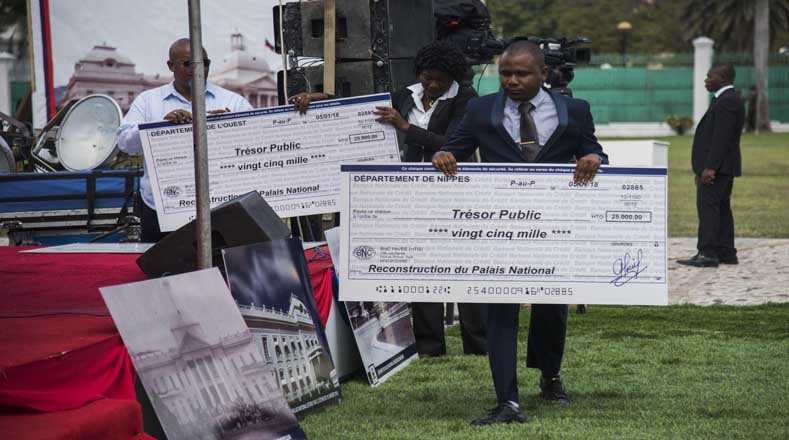Haitianos donaron recursos para la reconstrucción del Palacio Nacional después de hacer una recaudación de fondos en los departamentos del estado de Nippes. 