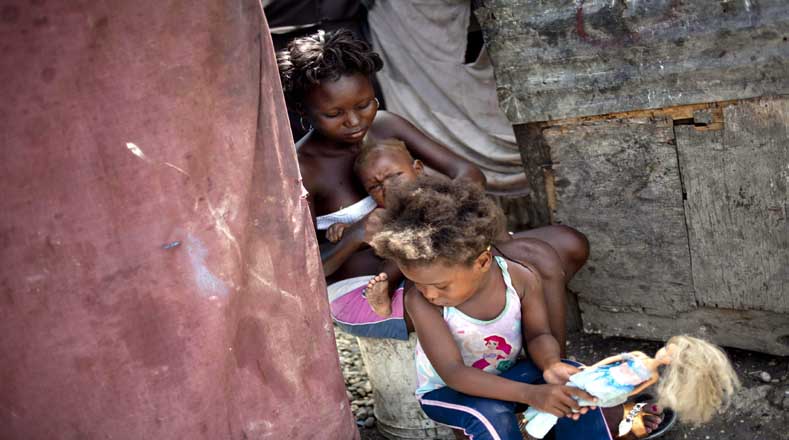 El pasado 12 de enero de 2010 Haití sufrió un devastador terremoto de magnitud 7.0 seguido de tres réplicas superiores de magnitud 5, que causó más de 300.000 muertes y similar número de heridos. El terremoto agudizó la pobreza del país y exacerbó su dependencia de la ayuda internacional.