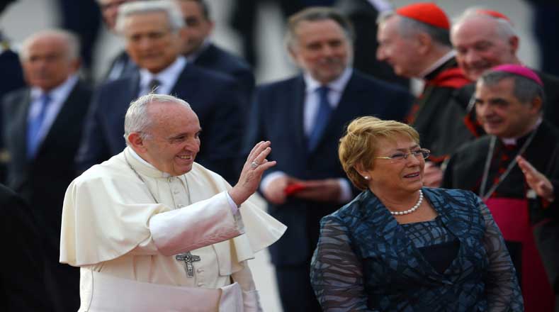 La presidenta de Chile, Michelle Bachelet, recibió al papa Francisco, quien arribó al Aeropuerto Internacional de Santiago a las 19H20 (hora local) para la gira de cuatro días por el país donde encabezará misas masivas y actividades públicas y privadas hasta el jueves 18 de enero.