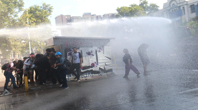 Asimismo, otras protestas se registraron este martes y enfrentamientos entre los manifestantes y las fuerzas de seguridad de Chile.    