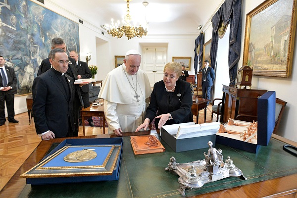 Chile's President Michelle Bachelet exchanges gifts with Pope Francis at La Moneda Presidential Palace.