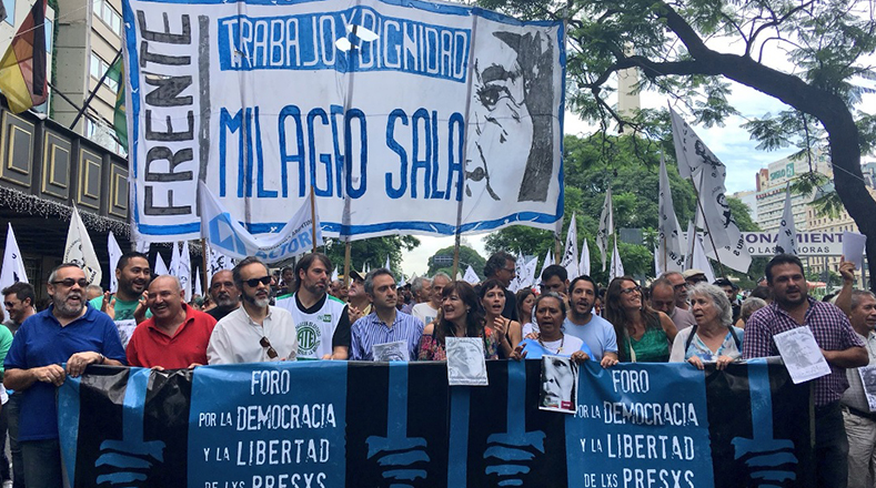La  manifestación partió desde el Obelisco y avanzó por la avenida 9 de julio rumbo a la Casa de Jujuy.