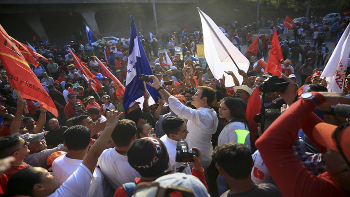 El excandidato presidencial Salvador Nasralla (c,i) encabeza las marchas.