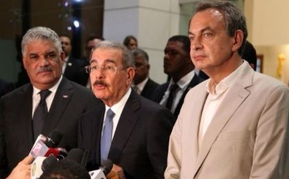 The Chancellor of the Dominican Republic Miguel Vargas (L), the President of Dominican Republic Danilo Medina (C) and Former Spanish Prime Minister Jose Luis Rodriguez Zapatero (R) speak about talks between the Venezuelan government and the opposition.