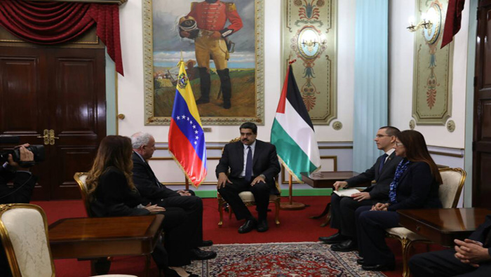 La reunión entre los cancilleres y el presidente se llevó a cabo en el Palacio de Miraflores, en Caracas.