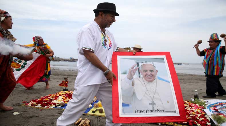 "Para nosotros la llegada del papa es símbolo de paz, de armonía y mucha fe. Nosotros como chamanes le damos la bienvenida porque le trae al Perú fe", comentó.
