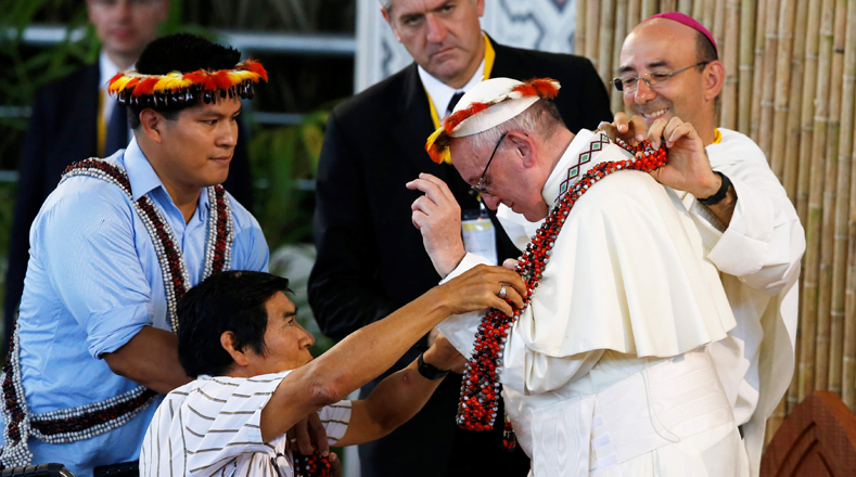El evento estuvo lleno de actividades que mostraban algunas de las tradiciones autóconotas de los nativos, quienes entregaron diversos obsequios el pontífice.