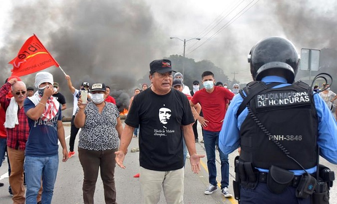 Since last November, Hondurans have taken to the streets to defend their votes in favor of Nasralla and demand that Hernandez resigns from his position.