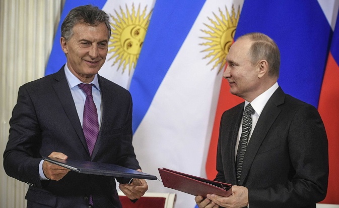 Russian President Putin and his Argentinian counterpart Macri attend a signing ceremony in Moscow