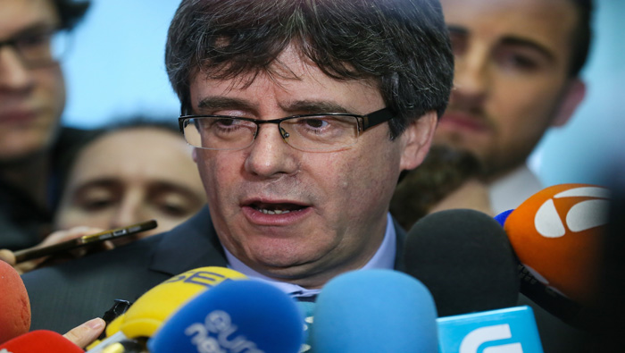 Puigdemont espera su investidura desde Bruselas mientras que en España quieren encarcelarlo.