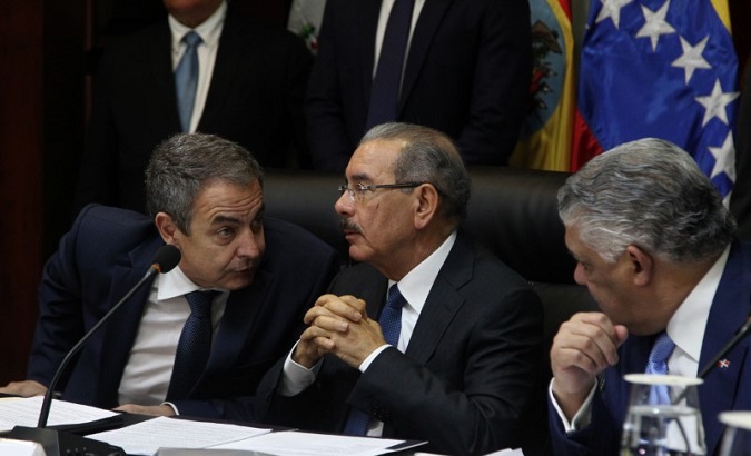 Dominican President Danilo Medina (C) at Venezuelan government and opposition meeting in the Dominican Republic.