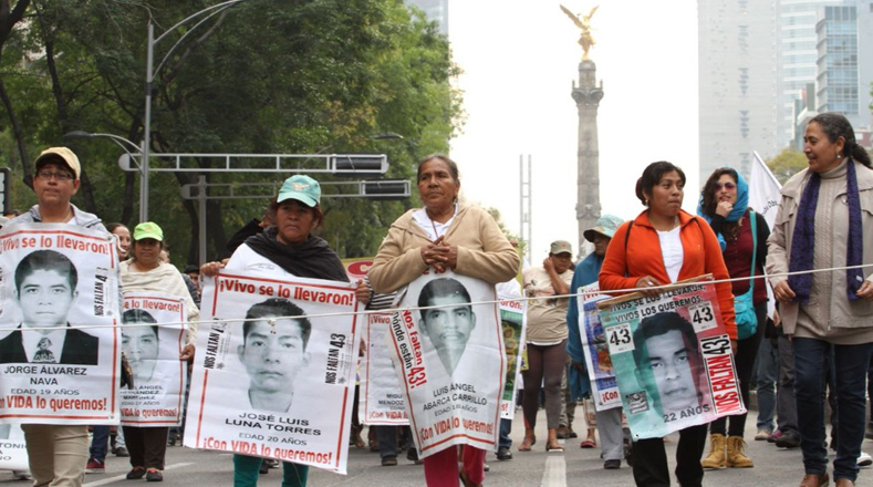Tras la desaparición de los 43 normalistas de Ayotzinapa se llevó a cabo este viernes una concentración en la capital mexicana.