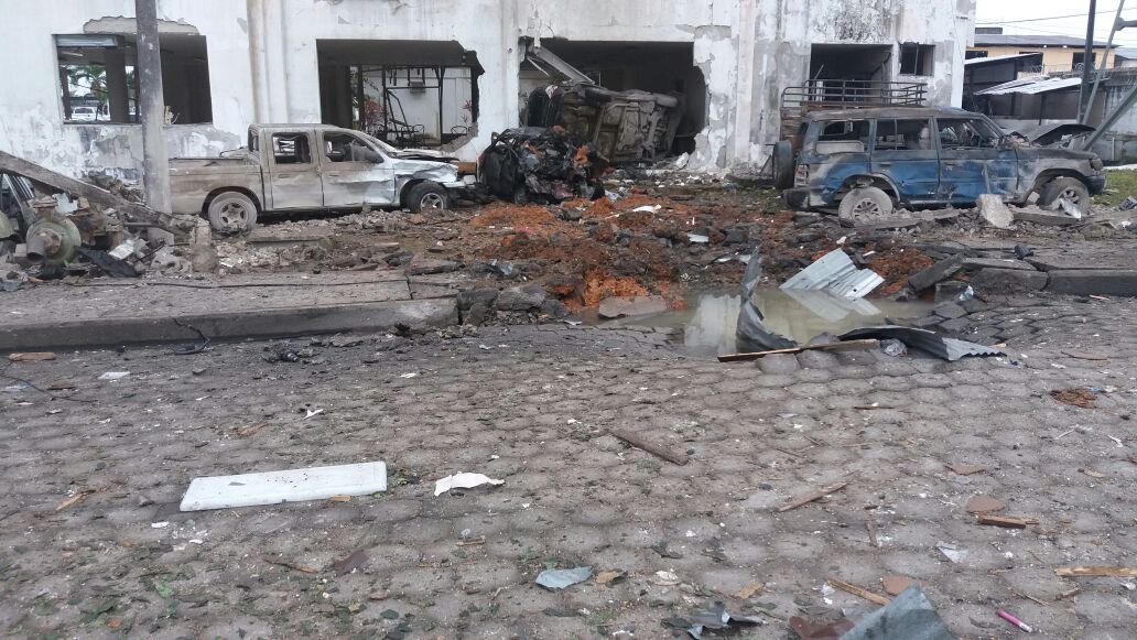 Vehículos de la policía y de civiles que se encontraban en el lugar se vieron afectados por la explosión.