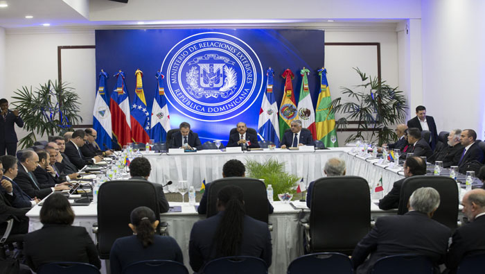 El presidente dominicano Danilo Medina (c) encabeza las conversaciones.