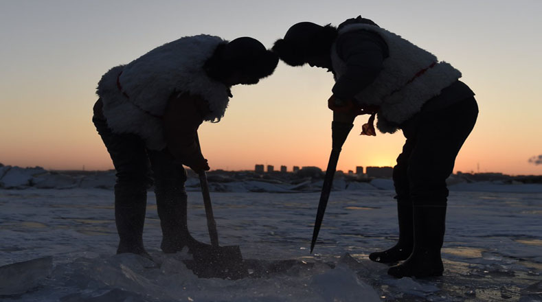 Los habitantes deben ingeniárselas para pescar en medio de la capa de hielo.  