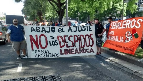 Trabajadores del sector salud y tecnología de Argentina protestan por despidos injustificados tras reforma previsional de Macri.