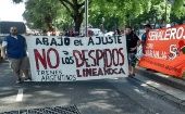 Trabajadores del sector salud y tecnología de Argentina protestan por despidos injustificados tras reforma previsional de Macri.