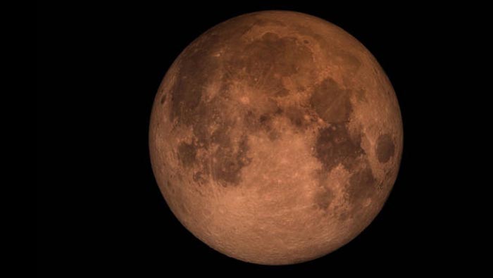 Durante el eclipse, la luz azul se filtra en la atmósfera lo que hace que la Luna se vea rojiza.