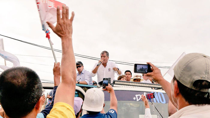 Rafael Correa se dedicó a recorrer Ecuador para promover de una manera pacífica la opción del No.